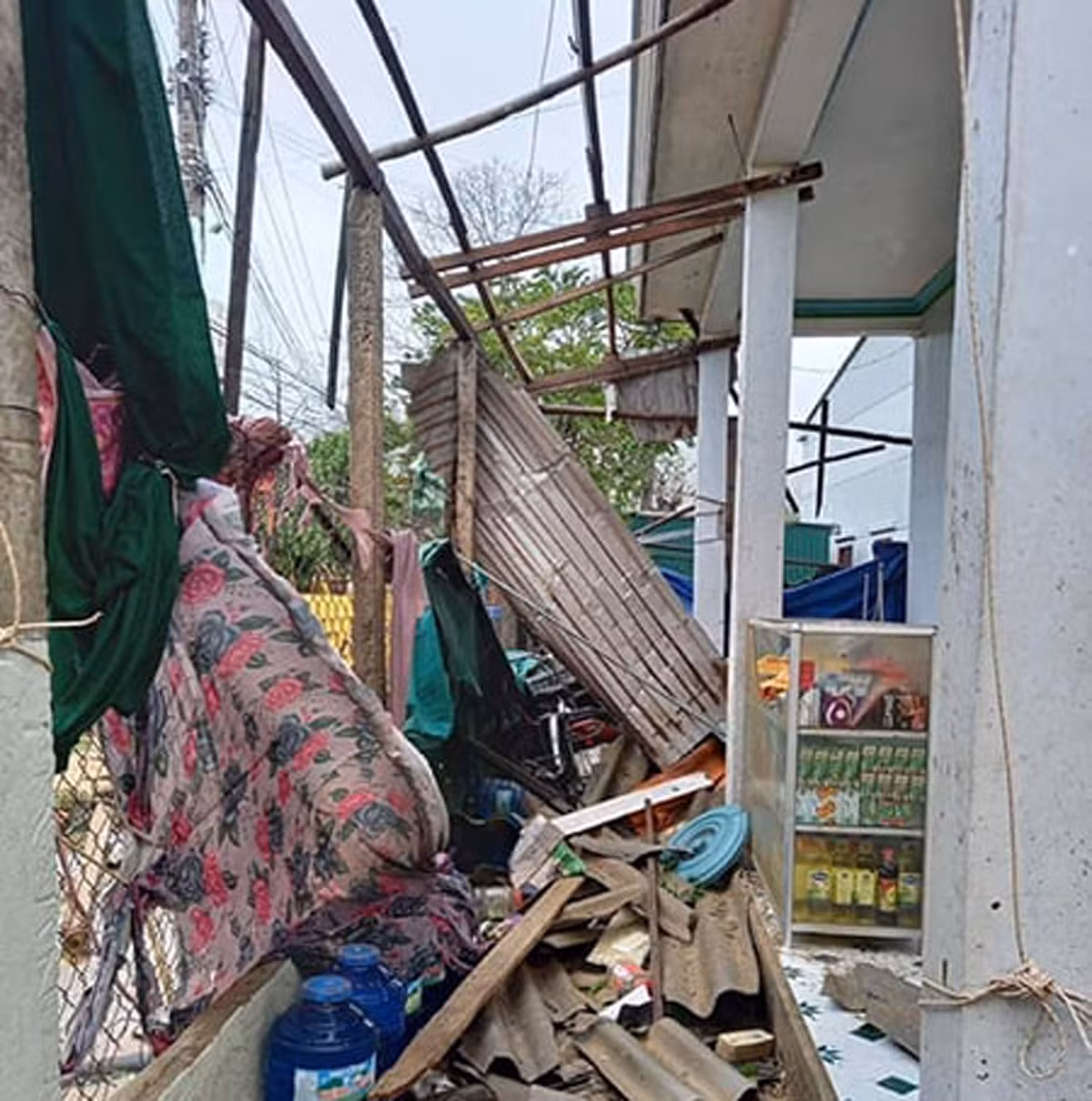 Nhà cửa hư hỏng, tan hoang sau bão. Ảnh: Công an TP HCM.