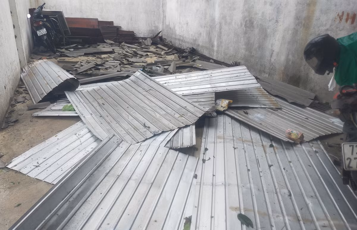 Rất nhiều nhà dân tại nơi đây bị gió giật tốc mái. Ảnh: Công an TP HCM.