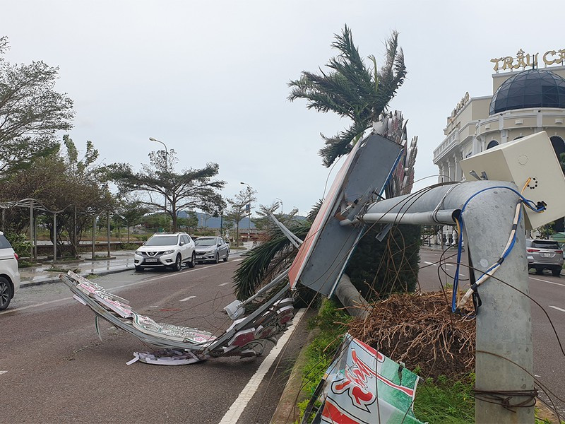 Theo lãnh đạo UBND TP Quy Nhơn, mưa to gió lớn khiến năm ngôi nhà bị sập, chín ngôi nhà bị tốc mái, một thuyền nhỏ bị chìm. Không có người chết và mất tích trên địa bàn. Theo báo cáo ban đầu, các hộ nuôi trồng thủy hải sản cũng không bị ảnh hưởng. Ảnh: Pháp luật TP HCM.