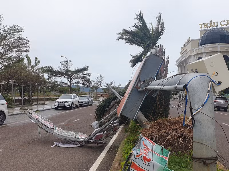 Theo lãnh đạo UBND TP Quy Nhơn, mưa to gió lớn khiến năm ngôi nhà bị sập, chín ngôi nhà bị tốc mái, một thuyền nhỏ bị chìm. Không có người chết và mất tích trên địa bàn. Theo báo cáo ban đầu, các hộ nuôi trồng thủy hải sản cũng không bị ảnh hưởng. Ảnh: Pháp luật TP HCM.