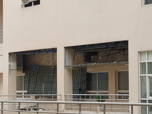 Hàng loạt thiết bị thông gió bị bão thổi tung. Ảnh: Sức Khỏe Đời Sống.