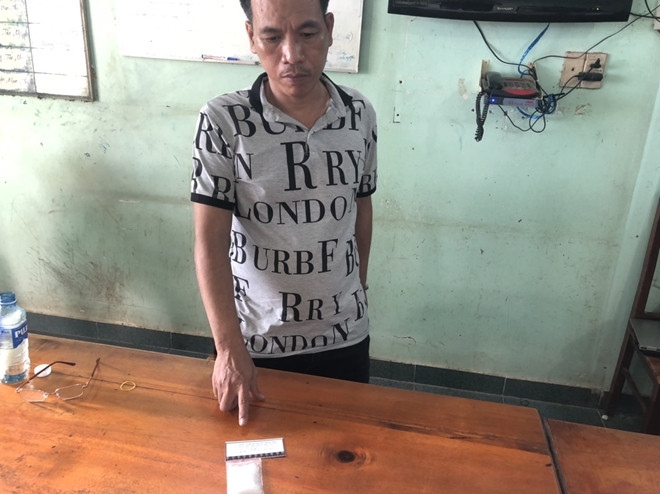  7. Thuê xe taxi vận chuyển ma túy đi tiêu thụ: Ngày 25/10, Công an huyện Dương Minh Châu (Tây Ninh) đã tạm giữ Nguyễn Ngọc Hùng (SN 1975, ngụ huyện Hóc Môn, TP Hồ Chí Minh) để điều tra làm rõ hành vi tàng trữ trái phép chất ma túy. Qua điều tra, Hùng thừa nhận mua ma túy của đối tượng (không rõ lai lịch) ở TP Hồ Chí Minh với giá gần 6 triệu đồng. Sau đó, Hùng thuê taxi để lên Tây Ninh tiêu thụ. Đến đoạn đường trên thì Hùng bị Công an bắt giữ. 