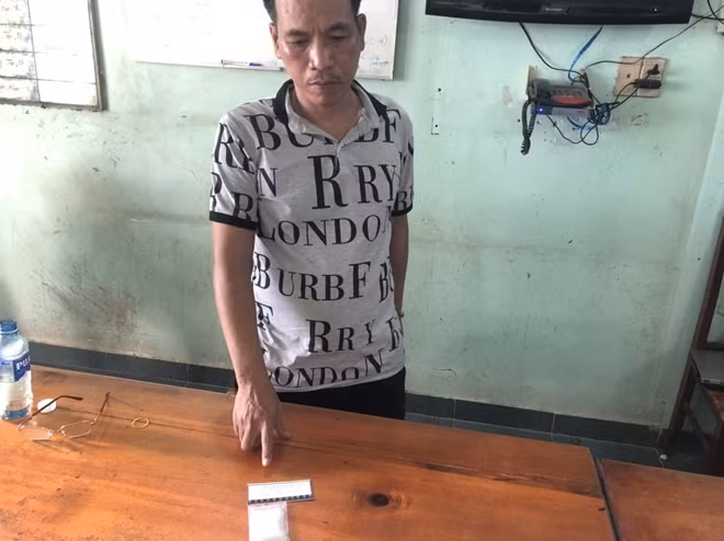  7. Thuê xe taxi vận chuyển ma túy đi tiêu thụ: Ngày 25/10, Công an huyện Dương Minh Châu (Tây Ninh) đã tạm giữ Nguyễn Ngọc Hùng (SN 1975, ngụ huyện Hóc Môn, TP Hồ Chí Minh) để điều tra làm rõ hành vi tàng trữ trái phép chất ma túy. Qua điều tra, Hùng thừa nhận mua ma túy của đối tượng (không rõ lai lịch) ở TP Hồ Chí Minh với giá gần 6 triệu đồng. Sau đó, Hùng thuê taxi để lên Tây Ninh tiêu thụ. Đến đoạn đường trên thì Hùng bị Công an bắt giữ. 