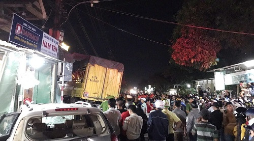 Vụ tai nạn cũng khiến nhiều người dân hiếu kỳ đến xem.