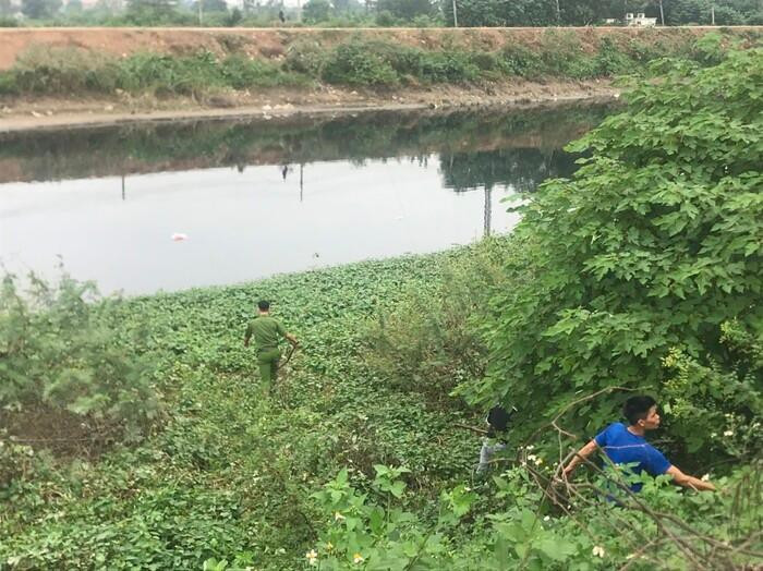 Sau khi lấy được bộ cốp pha của 1 công trình xây dựng tại xã Tiền Phong, huyện Thường Tín, hai tên gian đi tìm nơi tiêu thụ. Trên đường đi, Trung trông thấy em Hiền đang đứng gần bờ sông Nhuệ, ngồi trên xe đạp điện nghe điện thoại di động.