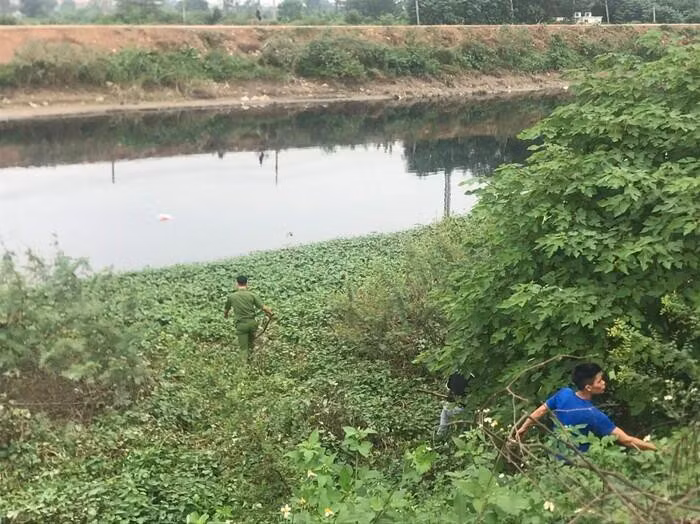 Sau khi lấy được bộ cốp pha của 1 công trình xây dựng tại xã Tiền Phong, huyện Thường Tín, hai tên gian đi tìm nơi tiêu thụ. Trên đường đi, Trung trông thấy em Hiền đang đứng gần bờ sông Nhuệ, ngồi trên xe đạp điện nghe điện thoại di động.