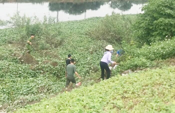 Lập tức, Nguyễn Xuân Trung quay lại, bàn bạc với đối tượng Quân việc cướp điện thoại, xe đạp điện của nữ sinh này . Và chính đối tượng Trung đã đẩy nạn nhân xuống sông để thực hiện đến cùng hành vi tàn ác.