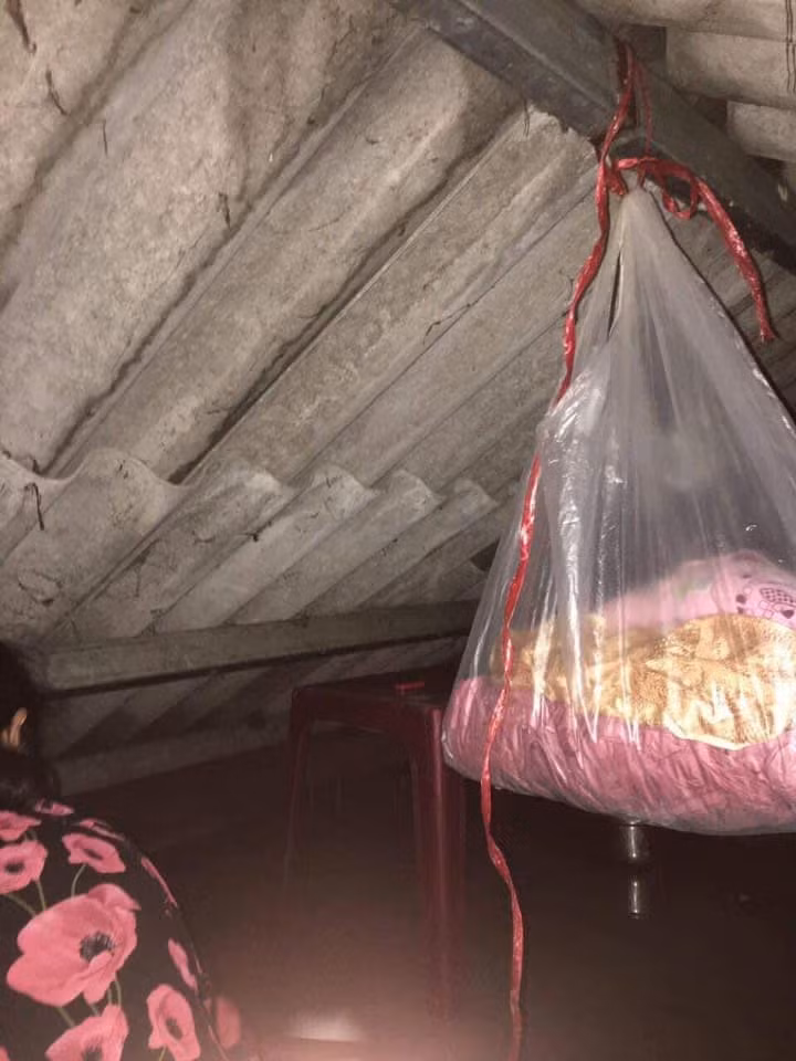Ở bên trong ngôi nhà nước lũ cũng đang dần nhấn chìm tất cả. Người dân phải buộc chiếc chăn lên cao để tránh ngập nước.