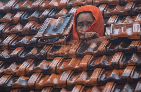 “Quan long” dan vung lu go ngoi, ngoi len noc nha... cho cuu tro-Hinh-2