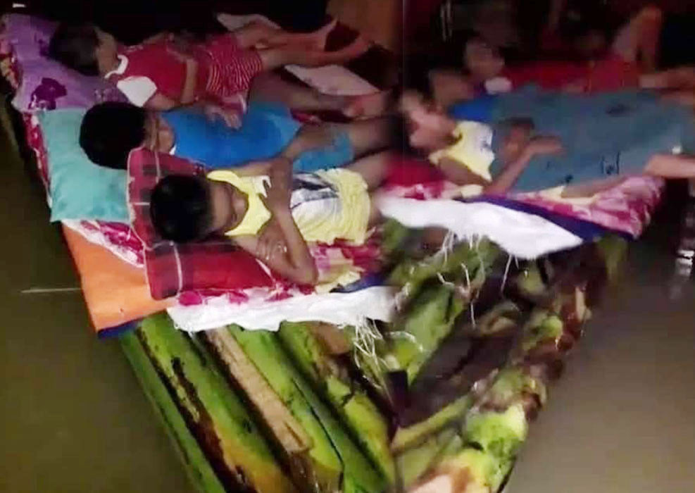 Hay giấc ngủ chập chờn bên chiếc bè bằng thân cây chuối khiến nhiều người cũng xúc động.