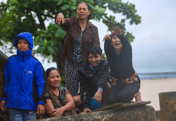 Những tiếng gọi từ những mái nhà đang dần chìm nghỉm trong nước lũ. (Ảnh: Soha).