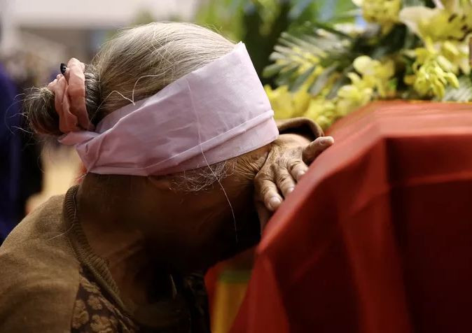 Người thân một chiến sĩ ôm chặt và bật khóc khi thấy linh cữu. Ảnh: Người lao động.