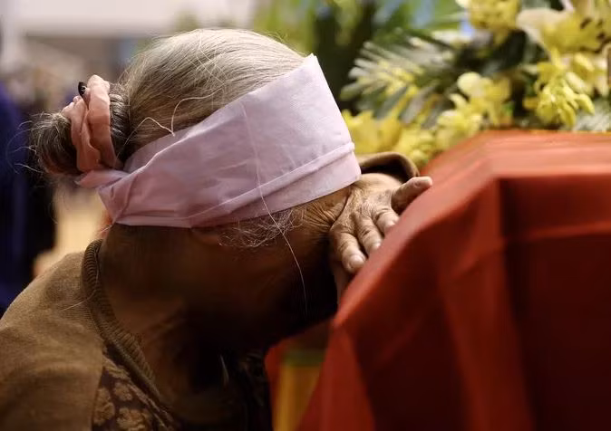 Người thân một chiến sĩ ôm chặt và bật khóc khi thấy linh cữu. Ảnh: Người lao động.