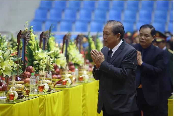 Phó Thủ tướng Thường trực Chính phủ Trương Hòa Bình viếng các cán bộ, chiến sĩ hy sinh. Ảnh: Người lao động.