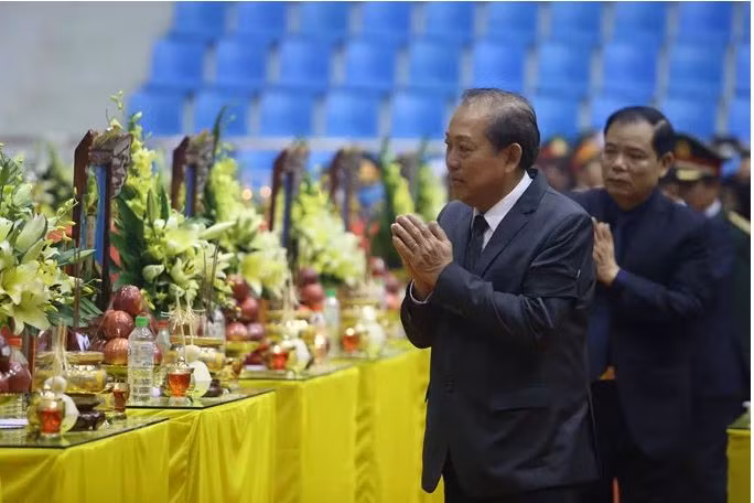 Phó Thủ tướng Thường trực Chính phủ Trương Hòa Bình viếng các cán bộ, chiến sĩ hy sinh. Ảnh: Người lao động.