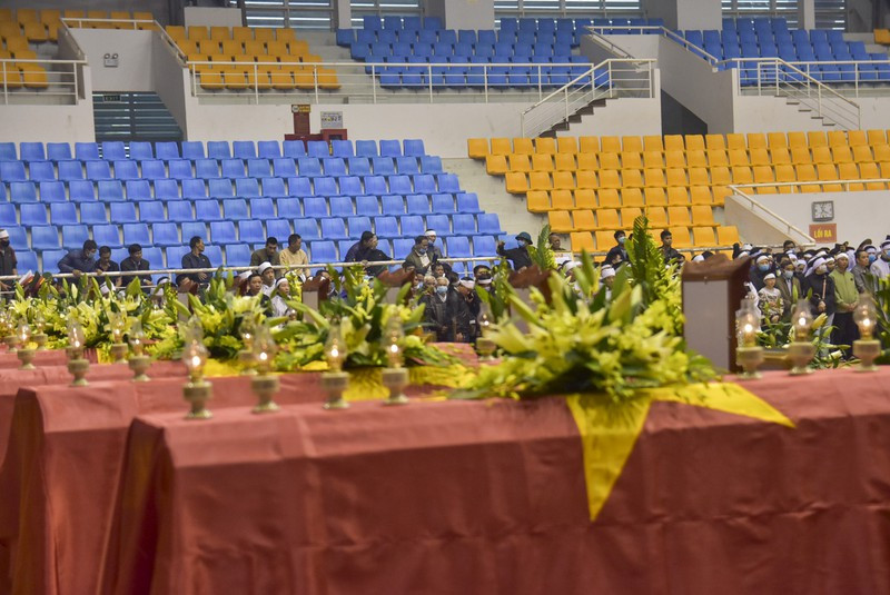 Gia đình các liệt sĩ tại khu vực tang lễ. Ảnh: Pháp luật TP HCM. 