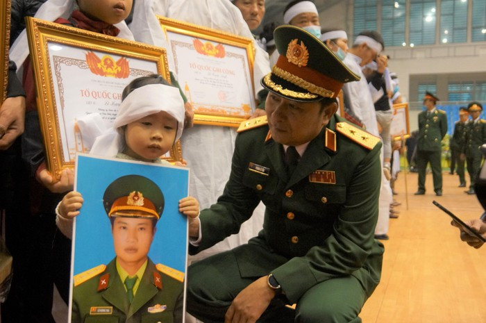 Con gái liệt sĩ Nguyễn Cao Cường liên tục khóc đòi bố. Ảnh: Tiền Phong. 