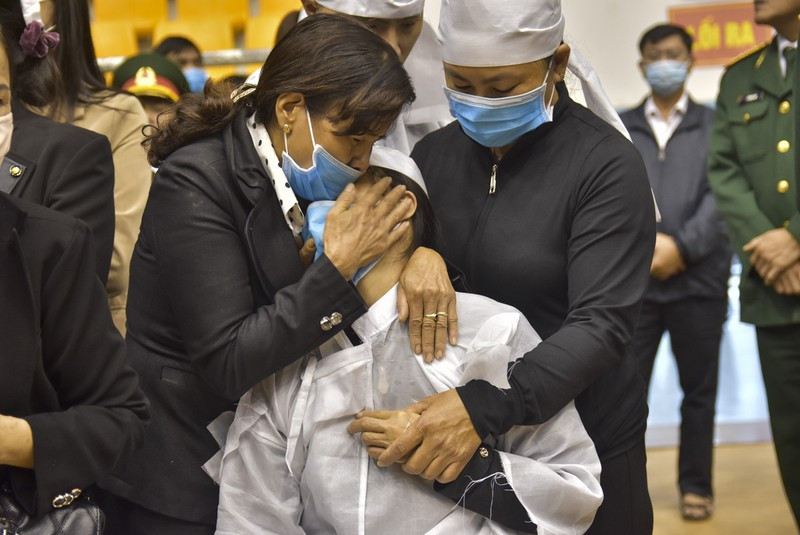 Người thân của một trong các liệt sĩ. Ảnh: Pháp luật TP HCM. 