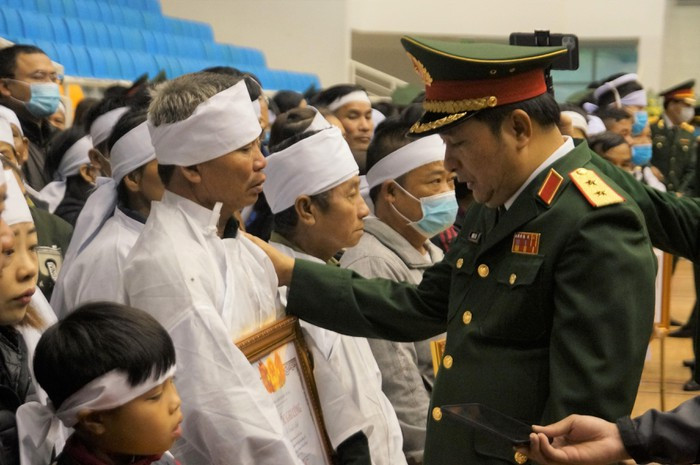 Trung tướng Phùng Sĩ Tấn - Phó tổng Tham mưu trưởng Quân đội nhân dân Việt Nam hỏi thăm, xin chia sẻ nỗi đau với gia đình các liệt sĩ. Ảnh: Tiền Phong.