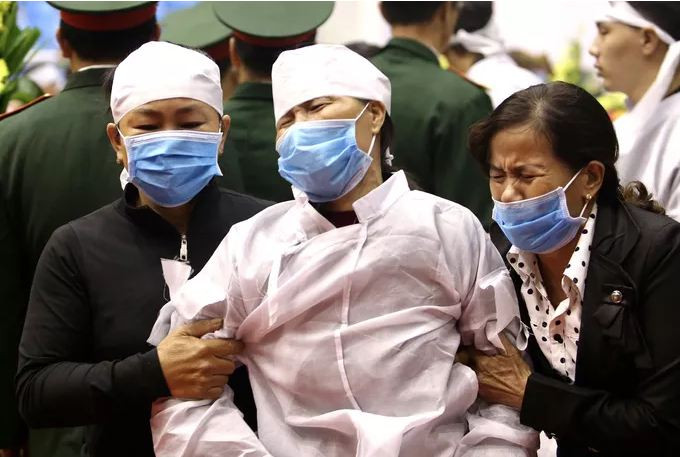 Thân nhân không cầm được nước mắt, ngất xỉu. Ảnh: Người lao động.