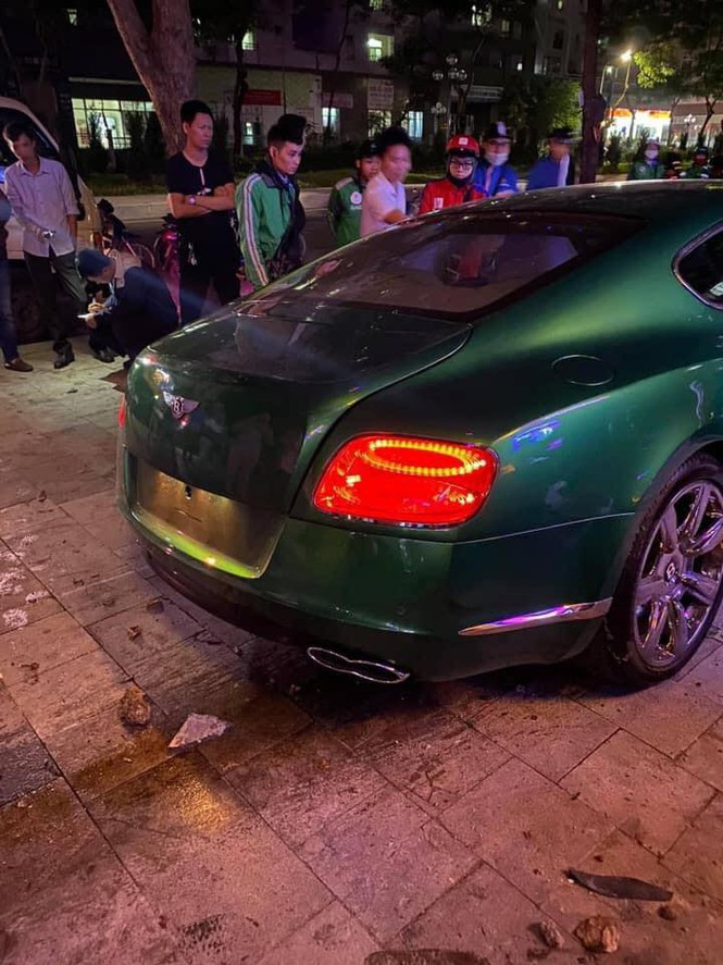 Theo một số người dân, sau khi xảy ra vụ việc, lái xe ô tô đã rời khỏi hiện trường. 