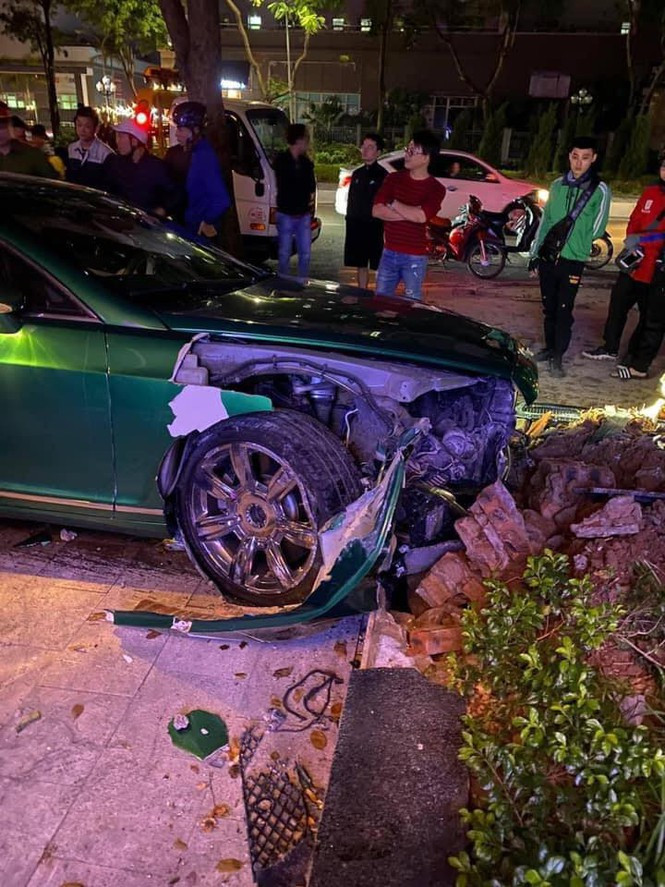 Khi tới kiểm tra, họ phát hiện chiếc xe ô tô đắt tiền thương hiệu Bentley đâm vào gốc cây trên vỉa hè.