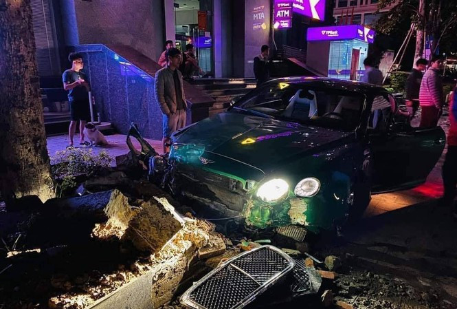 Sieu xe Bentley dam vao goc cay bien dang phan dau