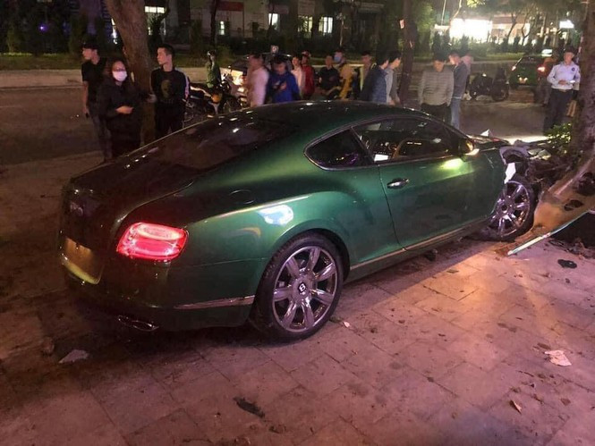 Vụ việc khiến chiếc xe ô tô hư hỏng nặng phần đầu xe, nhiều mảnh vỡ văng ra xa. 