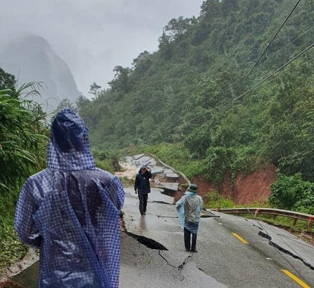 Do sạt l ở đất, Quốc lộ 12A đoạn qua xã Dân Hóa, huyện Minh Hóa, Quảng Bình, ngay trước cửa Đồn Biên phòng cửa khẩu quốc tế Cha Lo đã bị nứt gãy hoàn toàn. Hiện tuyến đường này đã bị cấm qua lại.