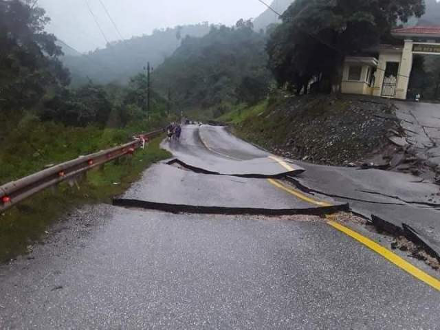 Cũng do sự cố sạt lở, hiện rất nhiều phương tiện, đặc biệt là người dân vừa nhập cảnh vào Việt Nam qua cửa khẩu Quốc tế Cha Lo đã bị tắc lại, chưa thể về xuôi. 
