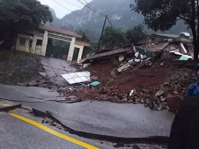 Tại hiện trường, quả đồi sụp xuống khiến Quốc lộ 12A nứt gãy, bong tróc, hư hỏng nghiêm trọng.