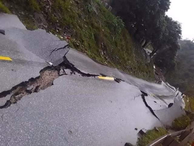 Ngay sau khi nắm được thông tin, cơ quan chức năng tại huyện Minh Hóa đã khẩn trương cấm đường cả 2 chiều, ngăn không cho người và phương tiện qua lại để đảm bảo an toàn. 