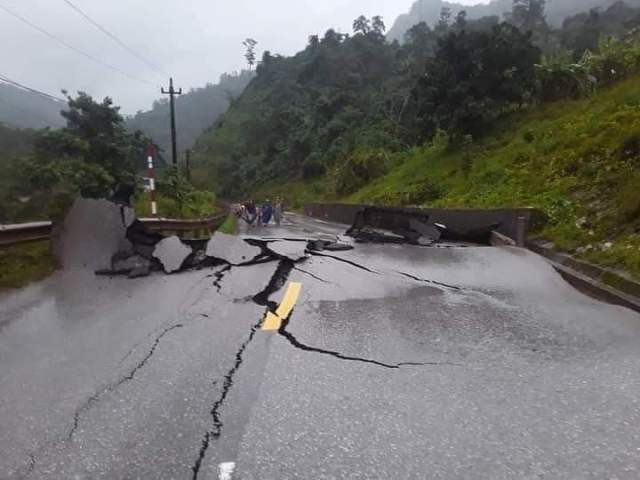 Về phía Sở Giao thông vận tải tỉnh Quảng Bình, trong sáng nay (20/10), đoàn công tác của đơn vị này đã đến hiện trường để tiến hành nắm bắt tình hình, xử lý sự cố sạt lở. Theo ông Phạm Quang Hải, Giám đốc Sở Giao thông vận tải Quảng Bình, hiện vẫn chưa thể xác định các phương án kỹ thuật để khắc phục tuyến đường bị sạt lở này.