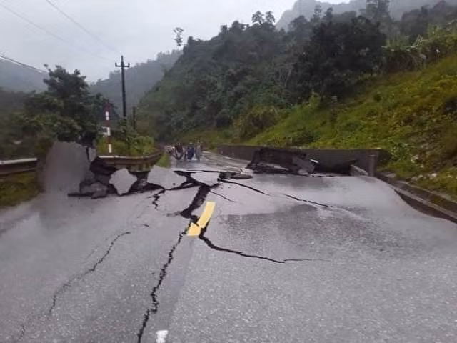 Về phía Sở Giao thông vận tải tỉnh Quảng Bình, trong sáng nay (20/10), đoàn công tác của đơn vị này đã đến hiện trường để tiến hành nắm bắt tình hình, xử lý sự cố sạt lở. Theo ông Phạm Quang Hải, Giám đốc Sở Giao thông vận tải Quảng Bình, hiện vẫn chưa thể xác định các phương án kỹ thuật để khắc phục tuyến đường bị sạt lở này.