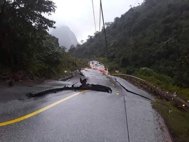 Không chỉ trên tuyến Quốc lộ 12A, mưa lũ cũng khiến nhiều tuyến tỉnh lộ và đường liên huyện, liên xã tại Quảng Bình bị sạt lở, ngập cục bộ. Hiện tại, lượng mưa vẫn đang rất cao nên nguy cơ sụt trượt tại các đoạn tuyến khu vực miền núi vẫn đang có chiều hướng gia tăng, đặc biệt là các vị trí đã sụt trượt trước đó.
