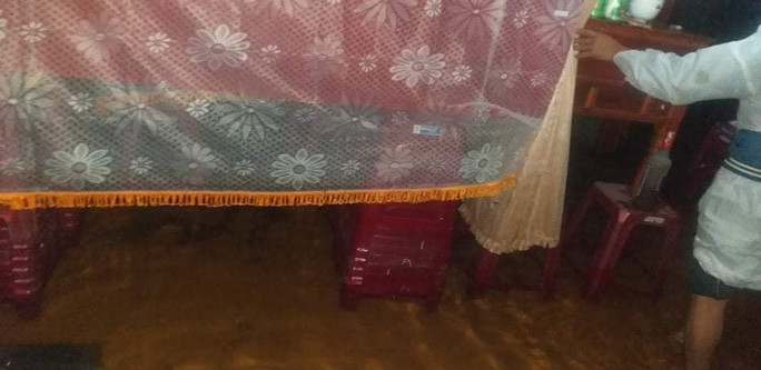 Ngày 18/10, cả thôn 3 - Thanh Tân đã ngập sâu, có những chỗ đã ngập hơn 2m. Nhà anh Đức nước đã lên hơn 1m, nước lên nhanh. Để đảm bảo an toàn, anh Đức nhờ em trai của mình dùng 1 chiếc đò nhỏ chở 2 con lên nhà ông bà nội (cách đó 1km) để tránh lũ. Đâu ngờ, chiếc đò mới rời khỏi nhà được chừng 300m thì không may gặp sóng to, gió lớn khiến chiếc đò nhỏ bị lật úp, cả 2 đứa trẻ chìm trong dòng nước lũ.