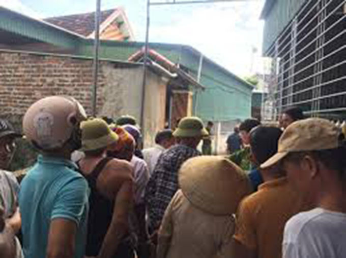  Hai mẹ con ở Quảng Nam dọn nhà sau lũ bị điện giật tử vong: Khoảng 9h30 ngày 12/10, khi nước lũ rút xuống, 2 mẹ con gồm: Châu Nữ Thị Minh H. (63 tuổi) và nguyễn Minh T. (27 tuổi), cùng trú khối phố Mỹ Hòa, thị trấn Nam Phước đang dọn đồ đạc trong nhà thì không may tai nạn xảy ra. (Ảnh minh họa).