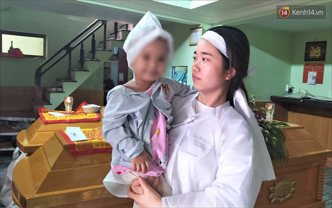  Đôi vợ chồng tử vong vì nước lũ, con gái 2 tuổi ngơ ngác trong đám tang: Chiều 12/10, tại làng Thanh Quýt 3 (xã Điện Thắng Trung, thị xã Điện Bàn, Quảng Nam), nơi anh Lê Tự Quốc (26 tuổi) và chị Lê Thị Hoài Sương (23 tuổi), vừa gặp nạn tử vong do dòng nước lũ. Tại đây, người thân cùng người dân trong xóm đang tất bật lo đám tang cho đôi vợ chồng xấu số. 2 chiếc quan tài chiếm gần hết diện tích ngôi nhà chật hẹp, cạnh đó bé gái 2 tuổi vẫn cười ngây ngô và liên tục đòi bú sữa mẹ.