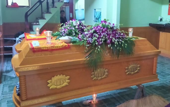 Trước đó, khoảng 14h ngày 10/10, sau khi đi dự đám cưới người thân ở huyện Đại Lộc (Quảng Nam), vợ chồng anh Quốc trên đường về nhà thì gặp phải nước lũ dâng cao, chảy xiết. Do sốt ruột vì con nhỏ đang khát sữa ở nhà, nên đôi vợ chồng trẻ đã gửi xe tại nhà người dân rồi lội bộ qua dòng nước lũ. Nhưng do nước chảy qua mạnh đã cuốn trôi cả 2.