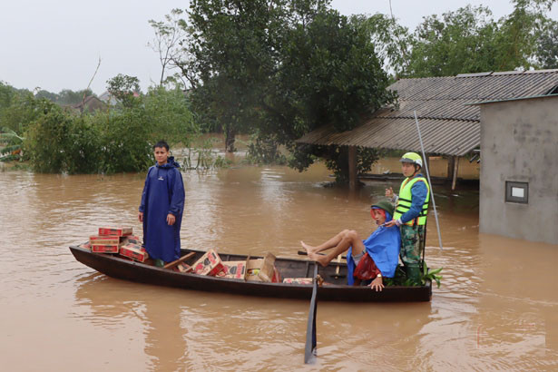 Quà cứu trợ được chuyển về cho những hộ ngập sâu nhờ đội thuyền nhỏ.