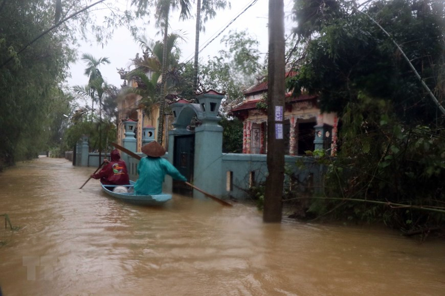 Mực nước tại nơi đây vẫn đang rất cao, phương tiện đi lại chính của người dân là bằng những chiếc thuyền nhỏ. (Ảnh: TTXVN).
