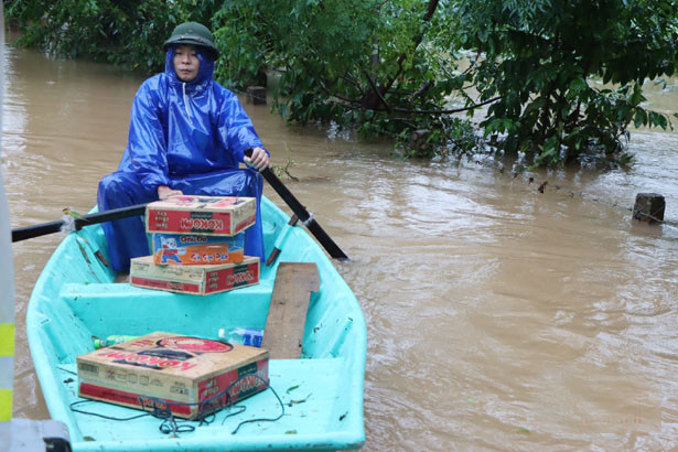 Hình ảnh miền Trung ngập lụt ngày 21/10: Nước vẫn mênh mông - Hình 2 Hinh anh mien Trung ngap lut ngay 21/10: Nuoc van menh mong-Hinh-2