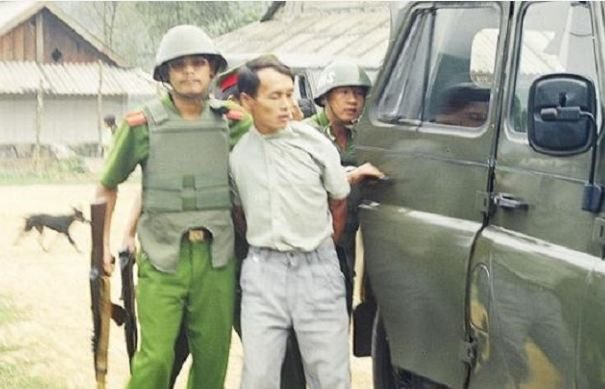  Lý Giống Minh (SN 1968) ông trùm có máu mặt ở khu vực biên giới Tây Bắc nổi tiếng với câu chuyện vác bao tải tiền vào một salon ô tô ở quận Ba Đình, Hà Nội để tậu xe. Do gã ăn mặc nhếch nhác, hom hem, đi dép lê ở cửa, bảo vệ nhầm tưởng một tay dặt dẹo đã chạy ra đuổi khéo. Minh chẳng nói chẳng rằng, cầm bao tải dứa chứa 3,8 tỷ đánh ném lên bàn lễ tân, rồi chỉ vào chiếc xe Land cruiser bóng lộn: “Tao mua con xe kia!”. Lấy xe, Minh phi một mạch về Na Ư rồi đỗ con xe tiền tỷ ngay cạnh cái chuồng trâu.