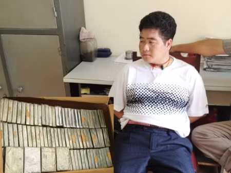  Giàng A Tàng (hay Tàng "Keangnam", Tàng đô la, trùm Tàng), những ông trùm buôn "hàng trắng" khét tiếng ở các tỉnh phía Bắc không ai không biết. Nhà Tàng cao 7 tầng thị trấn Nông trường Mộc Châu, tỉnh Sơn La. Đây là khách sạn sang trọng nhất nhì địa phương Tàng lúc bấy giờ. Nhà Tàng độc lập trên một quả đồi, mọi hướng đều có camera theo dõi. Tàng sống như một đế vương, tuy nhiên y không thuê người phục vụ mà chỉ có vợ con và người thân mới được ra vào ngôi nhà. 