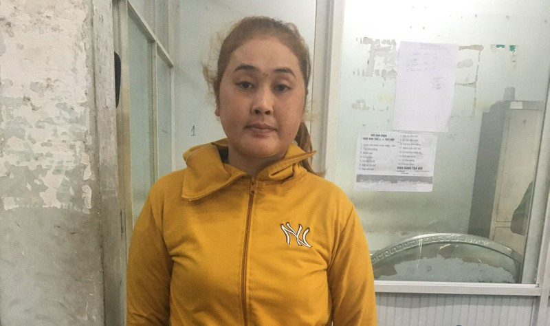  7. Bộ đôi dùng vàng giả vào tiệm vàng cầm cố hàng trăm triệu đồng: Ngày 27/10, Công an quận Bình Tân, TP HCM cho hay, đang tạm giữ hình sự Dương Thị Bích Liên (SN 1986, ngụ tỉnh An Giang) để điều tra về hành vi “Lừa đảo chiếm đoạt tài sản”. Đồng thời, công an đang truy bắt đồng bọn của Liên là Đặng Văn Quý (SN 1987, ngụ tỉnh An Giang). Bộ đôi này đã dùng vàng giả đi vào các tiệm vàng rồi cầm cố. Với thủ đoạn này, cả 2 đã lừa đảo chiếm đoạt hàng trăm triệu đồng. 