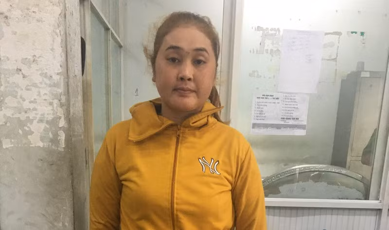  7. Bộ đôi dùng vàng giả vào tiệm vàng cầm cố hàng trăm triệu đồng: Ngày 27/10, Công an quận Bình Tân, TP HCM cho hay, đang tạm giữ hình sự Dương Thị Bích Liên (SN 1986, ngụ tỉnh An Giang) để điều tra về hành vi “Lừa đảo chiếm đoạt tài sản”. Đồng thời, công an đang truy bắt đồng bọn của Liên là Đặng Văn Quý (SN 1987, ngụ tỉnh An Giang). Bộ đôi này đã dùng vàng giả đi vào các tiệm vàng rồi cầm cố. Với thủ đoạn này, cả 2 đã lừa đảo chiếm đoạt hàng trăm triệu đồng. 