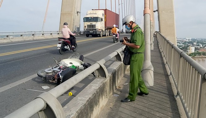  3. Nam thanh niên đi xe máy nghi bị chém bất tỉnh trên cầu: Ngày 27/10, Công an TP Mỹ Tho, tỉnh Tiền Giang đang điều tra vụ một nam thanh niên đang nằm dưới đường trên cầu Rạch Miễu, trên người có nhiều vết thương. Nam thanh niên khoảng 23 tuổi, được người dân phát hiện nằm bất tỉnh trên cầu vào buổi sáng cùng ngày.