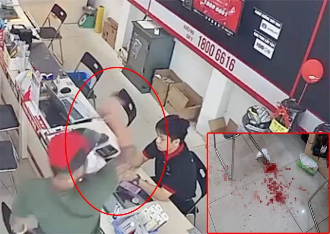  2. Nhân viên cửa hàng FPT bị khách hàng đánh nhập viện: Ngày 27/10, Công an phường 15, quận Tân Bình, TP.HCM, cho biết đã lập hồ sơ để làm rõ vụ một nam nhân viên cửa hàng điện thoại trên địa bàn bị đánh thương tích. Nạn nhân là anh Trần Huy H. (23 tuổi), nhân viên cửa hàng FTP trên đường Phan Huy Ích (phường 15, quận Tân Bình). Khi nhân viên kỹ thuật đang kiểm tra điện thoại thì bị thanh niên xăm trổ vụt gậy sắt vào đầu rồi bỏ đi. 