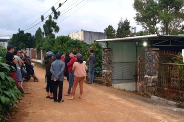  6. Bé trai 12 tháng tuổi tử vong trong ngày đầu đi nhà trẻ: Ngày 27/10, một lãnh đạo Phòng GD&amp;ĐT huyện Bảo Lâm (Lâm Đồng) xác nhận cháu N.P.L (sinh năm 2019, trú thôn 8, xã Lộc Ngãi) tử vong. Ngày 26/10, cháu L. được mẹ đưa đến gửi tại nhóm trẻ tư thục do bà N.T.T.Đ (xã Lộc Ngãi) làm chủ. Đến khoảng 13h, sau khi ăn trưa, cháu bé được cho đi ngủ. Chủ cơ sở sau đó phát hiện cháu bé bị tím tái nên báo gia đình, đồng thời đưa cháu đến Trung tâm Y tế huyện Bảo Lâm cấp cứu nhưng đã không qua khỏi. 