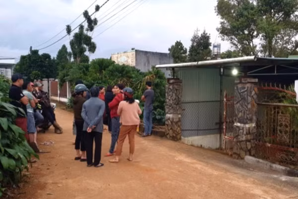  6. Bé trai 12 tháng tuổi tử vong trong ngày đầu đi nhà trẻ: Ngày 27/10, một lãnh đạo Phòng GD&amp;ĐT huyện Bảo Lâm (Lâm Đồng) xác nhận cháu N.P.L (sinh năm 2019, trú thôn 8, xã Lộc Ngãi) tử vong. Ngày 26/10, cháu L. được mẹ đưa đến gửi tại nhóm trẻ tư thục do bà N.T.T.Đ (xã Lộc Ngãi) làm chủ. Đến khoảng 13h, sau khi ăn trưa, cháu bé được cho đi ngủ. Chủ cơ sở sau đó phát hiện cháu bé bị tím tái nên báo gia đình, đồng thời đưa cháu đến Trung tâm Y tế huyện Bảo Lâm cấp cứu nhưng đã không qua khỏi. 